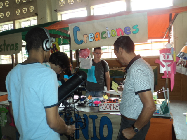 EL PROFESOR HUMBERTO AÚN SIGUE ATENDIENDO SU ENTREVISTA